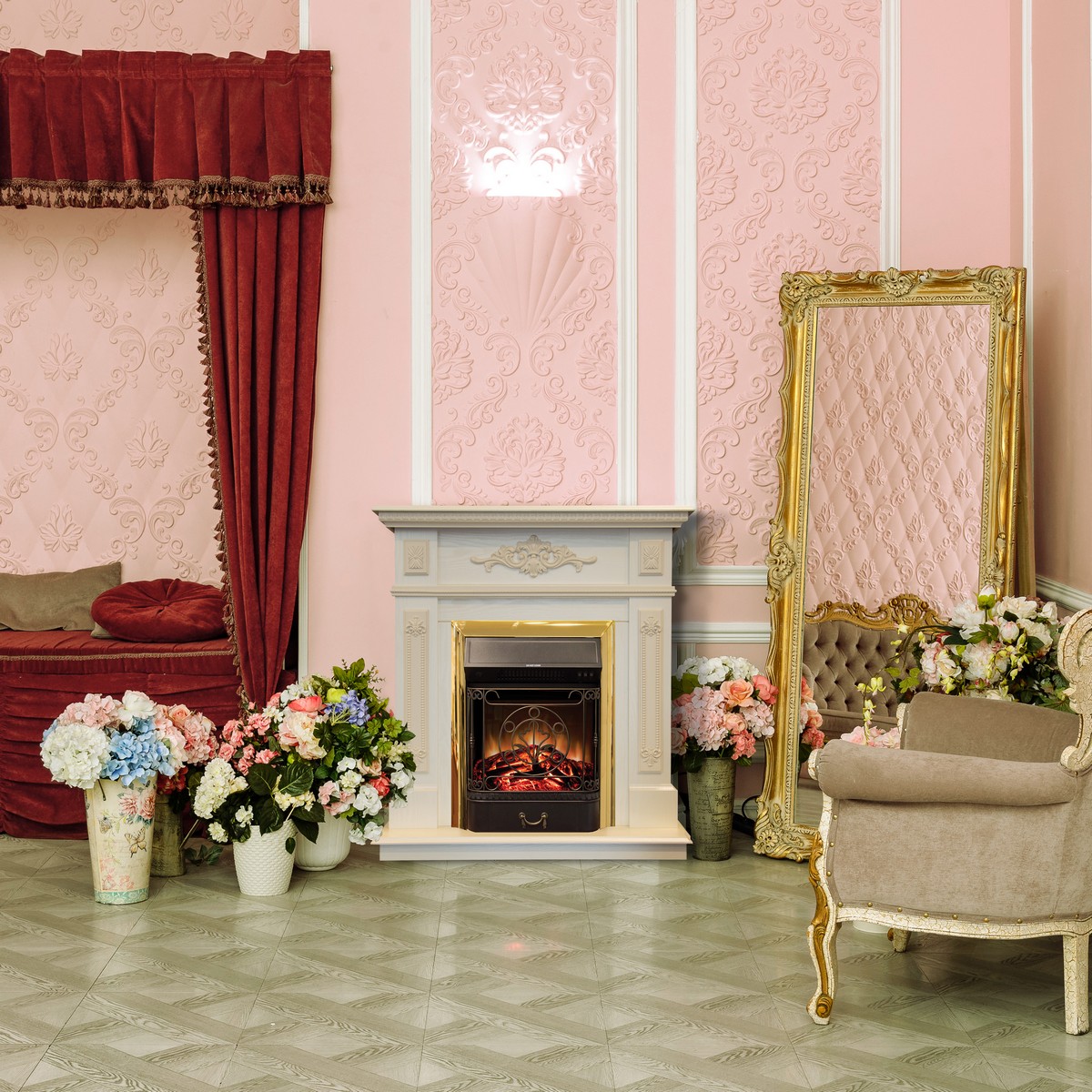 Электрокамин RealFlame  Lilian WT с очагом Majestic Lux Brass