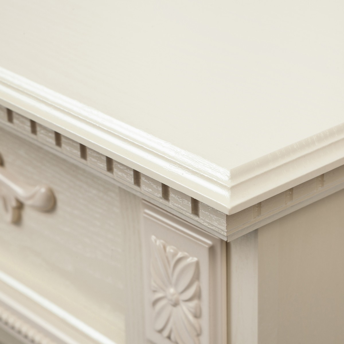 Электрокамин RealFlame Lilian WT с очагом Majestic Lux Black