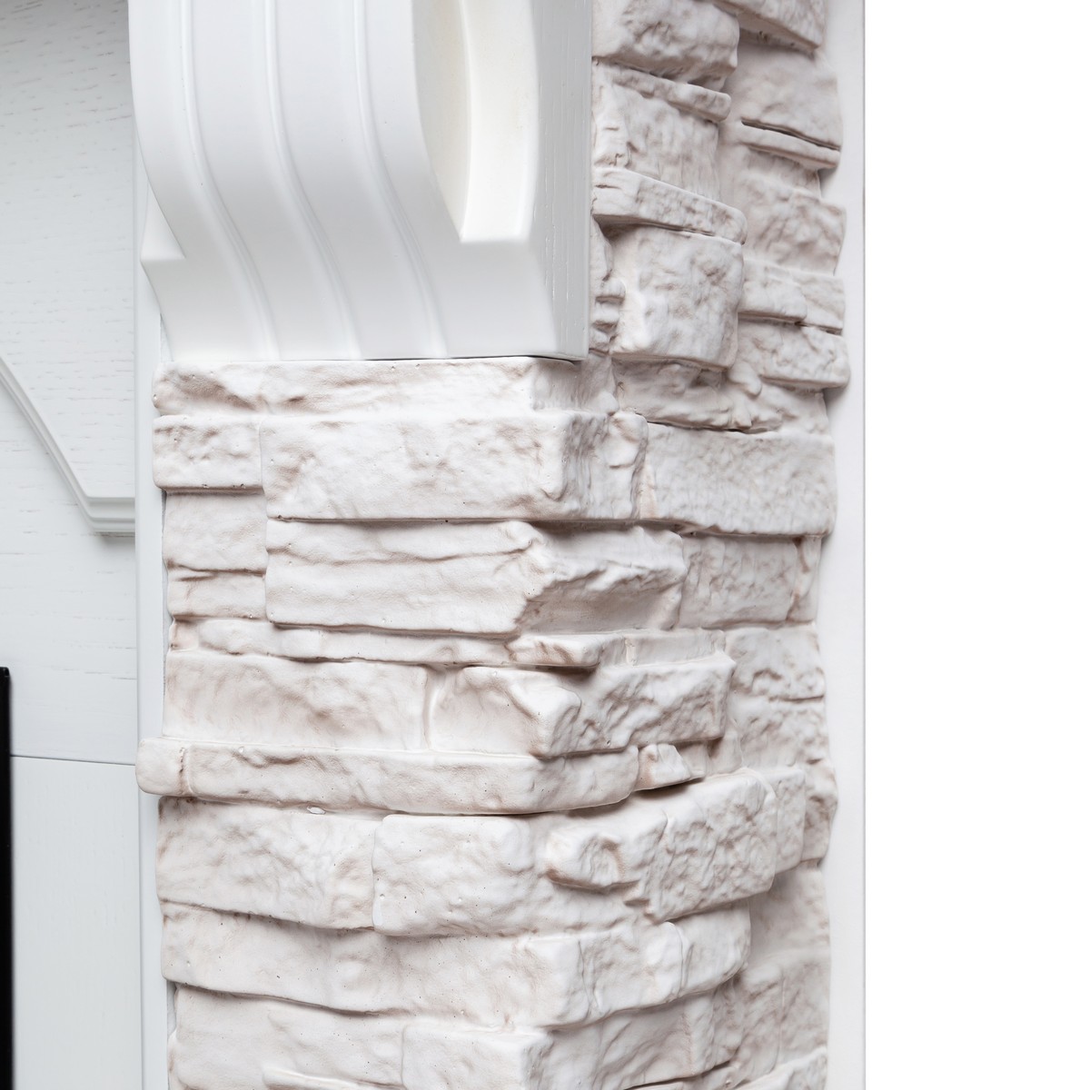 Электрокамин RealFlame  Athena GR WT с очагом Majestic Lux Brass